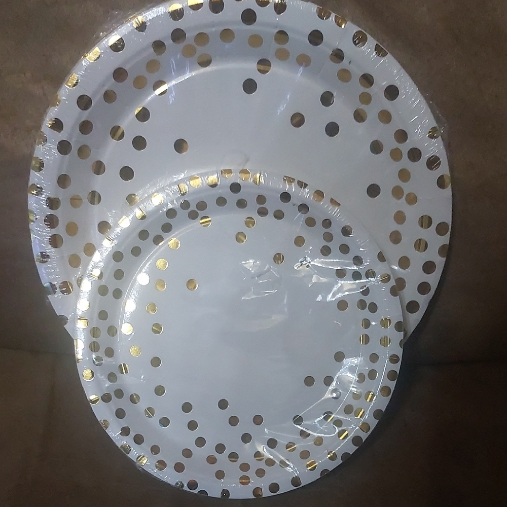 🎉 Elegant Gold Polka Dot Disposable Plates